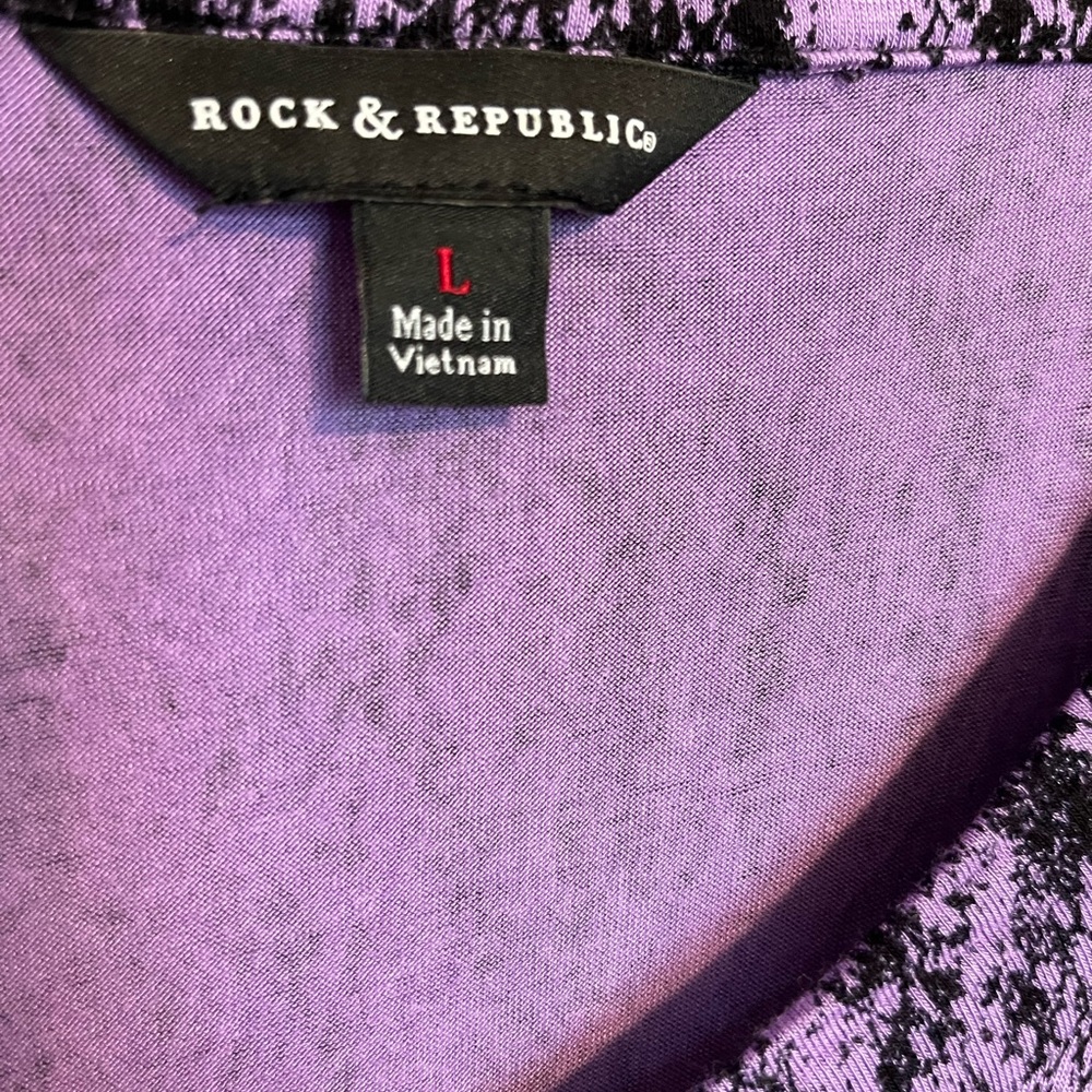 Rock & Republic L Purple w/ Black Snake Skin Print V-Neck Short Sleeve Shirt - Picture 2 of 4